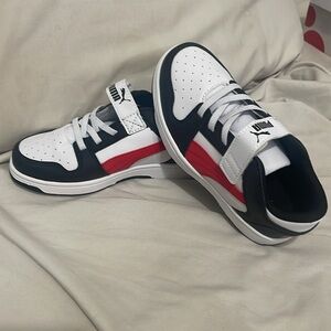 Never worn puma shoes. Nice clean shoes, great condition